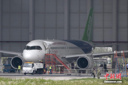 5月4日，一架國產(chǎn)大飛機C919在機庫內(nèi)做首飛前最后的準(zhǔn)備。中新社記者 張亨偉 攝
